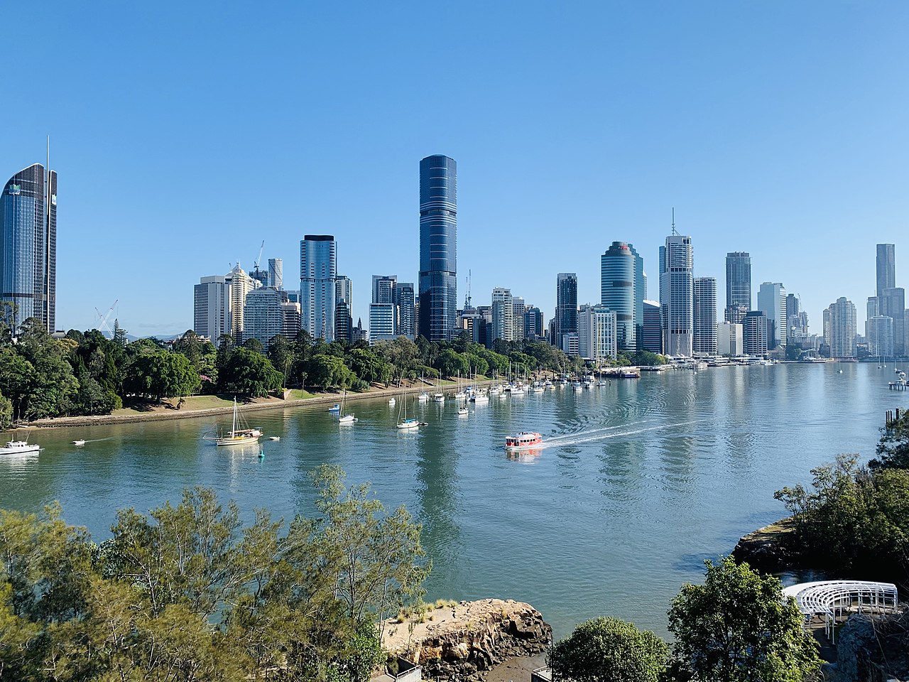 1280px-Skylines_of_Brisbane_in_winter_misty_morning_seen_from_Kangaroo_Point,_Queensland_04.jpg