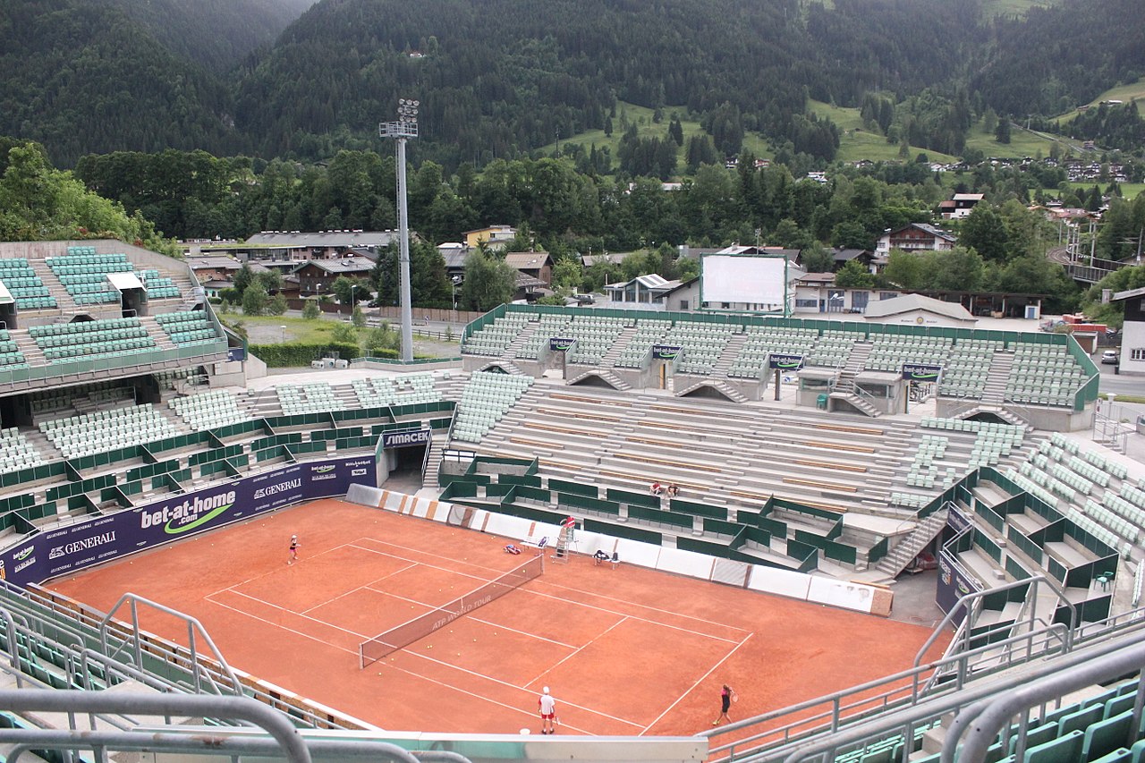 1280px-Tennisstadion_Kitzbuehel,_2015.jpg