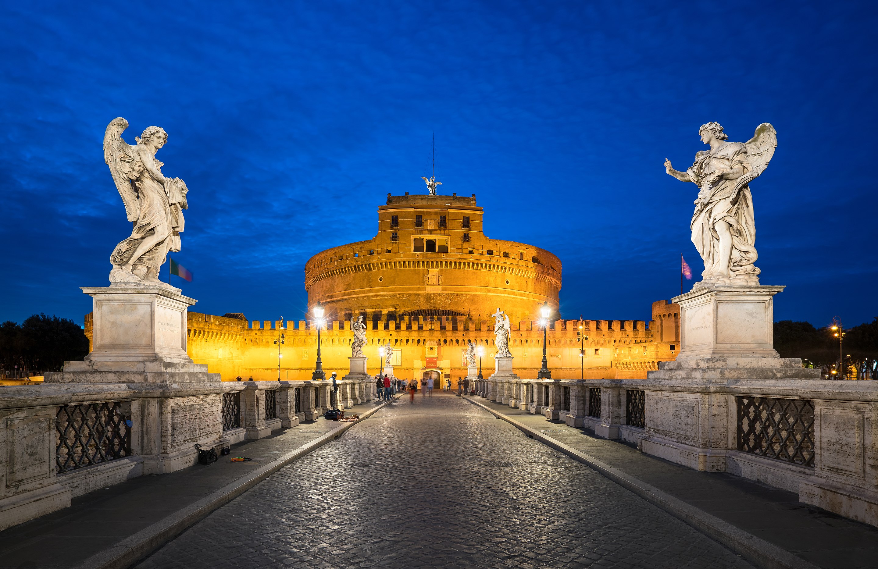 2880px-Engelsburg_und_Engelsbrücke_abends.jpg