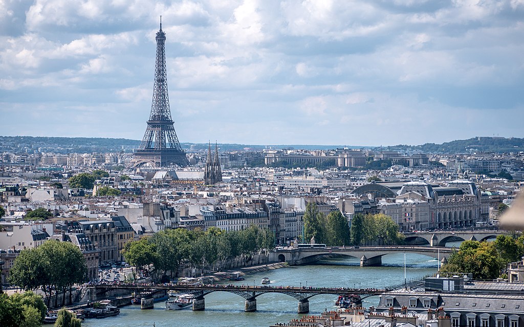 La_Tour_Eiffel_vue_de_la_Tour_Saint-Jacques,_Paris_août_2014_(2).jpg