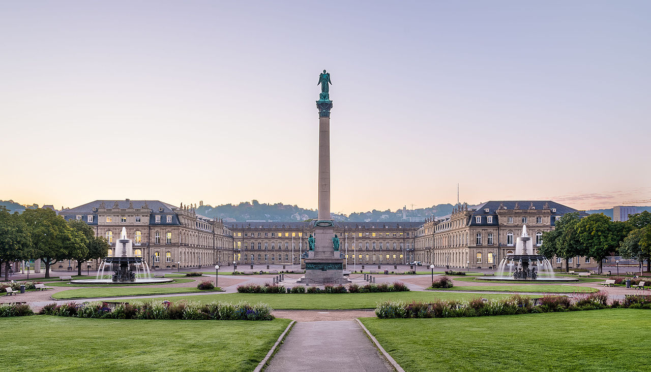 Neues_Schloss_Schlossplatzspringbrunnen_Jubiläumssäule_Schlossplatz_Stuttgart_2015_02.jpg